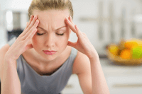 Frau leidet unter Kopfschmerzen