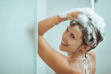 Frau wäscht sich die Haare